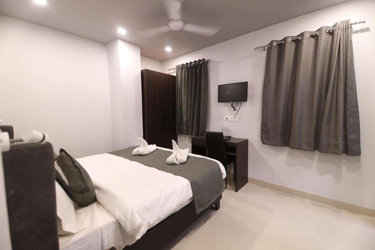 Nirpra Regency Hotel New Delhi Exterior photo