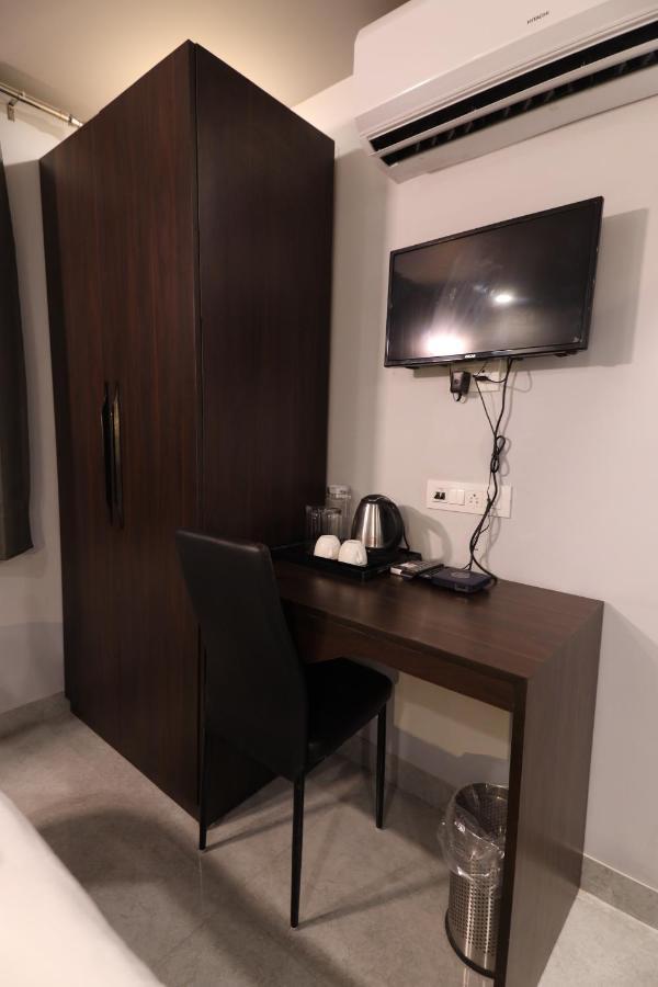 Nirpra Regency Hotel New Delhi Exterior photo