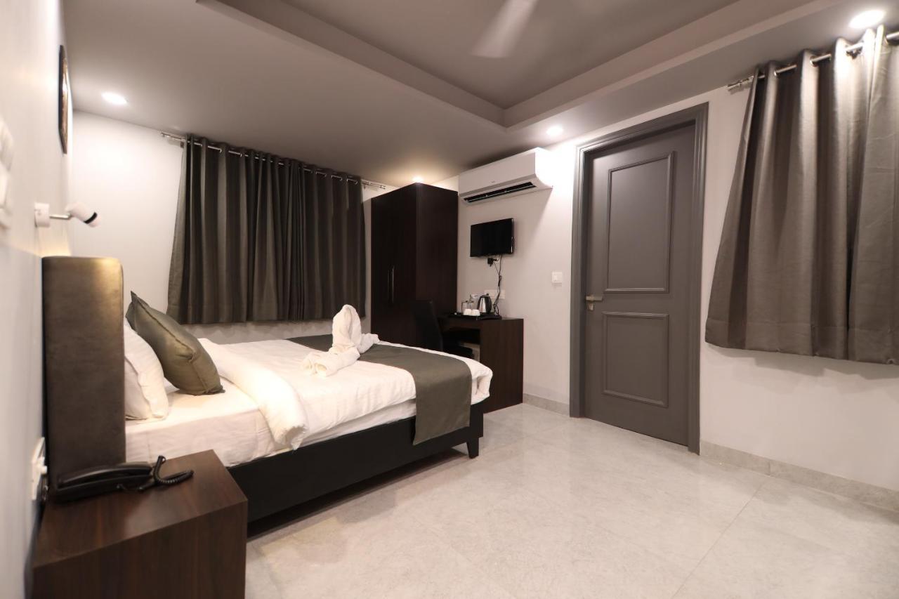 Nirpra Regency Hotel New Delhi Exterior photo