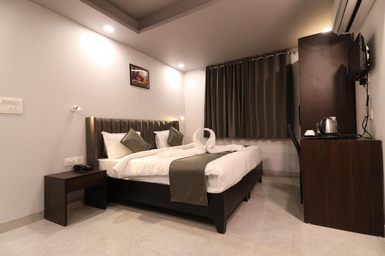 Nirpra Regency Hotel New Delhi Exterior photo
