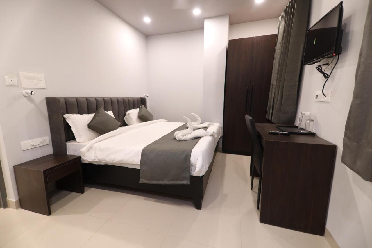 Nirpra Regency Hotel New Delhi Exterior photo