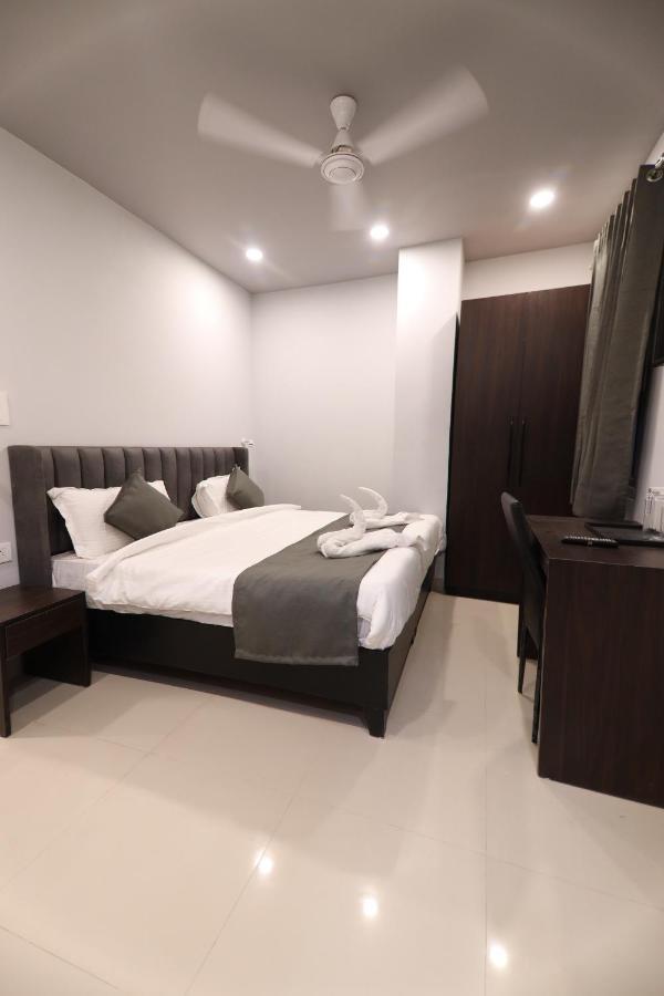 Nirpra Regency Hotel New Delhi Exterior photo